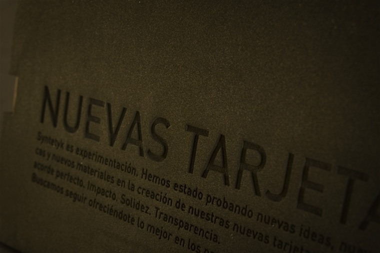 Detalle packaging tarjetas metacrilato Syntetyk 